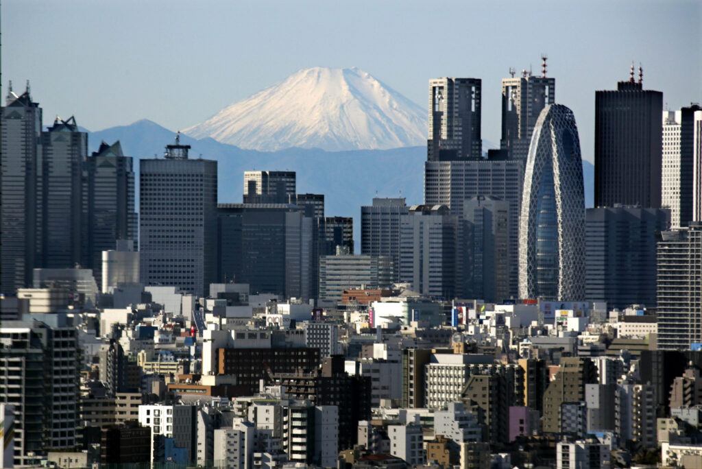 Earthquake hits central tokyo